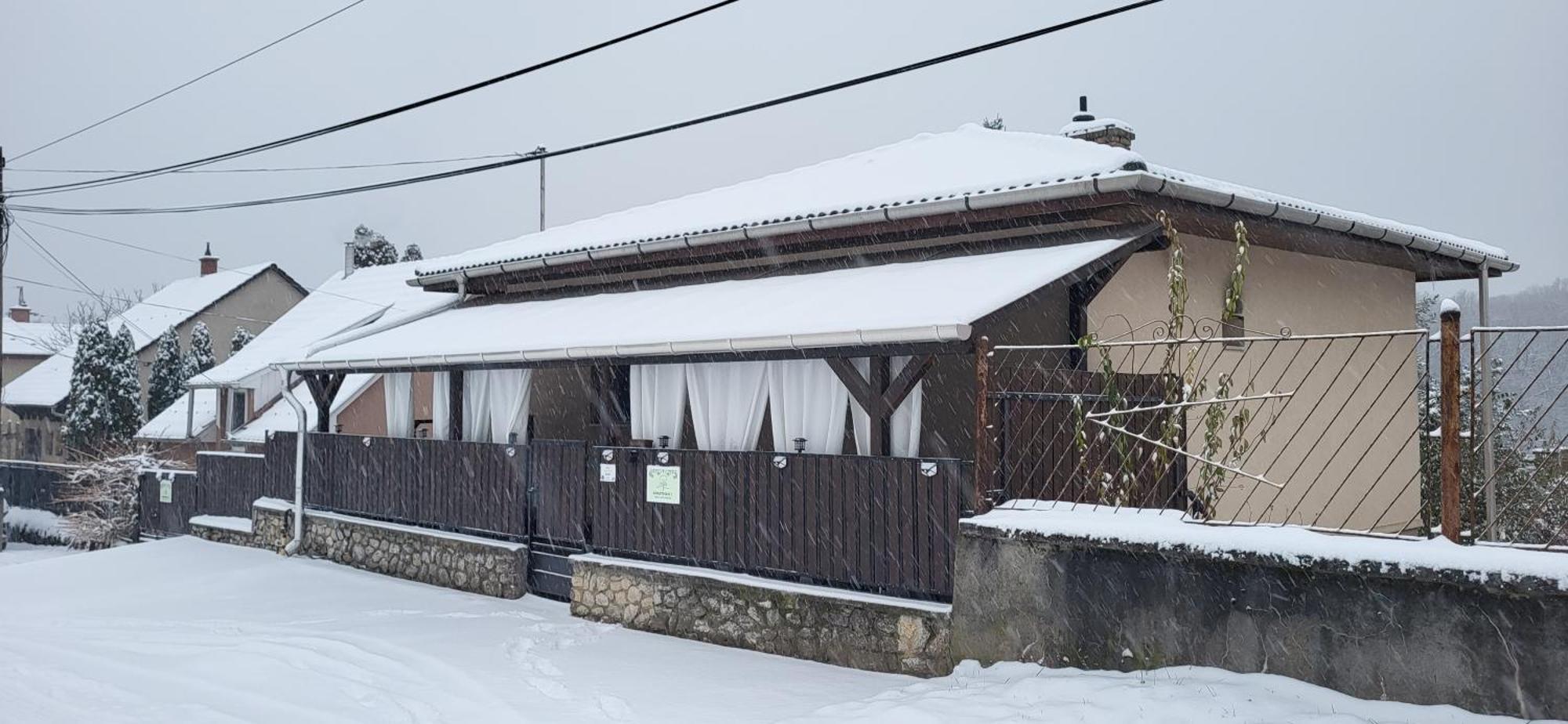 Lugas Apartman Miskolctapolca 2 Haloszoba Dezsa Es Jakuzzi Koezel A Barlangfuerdohoez Dış mekan fotoğraf